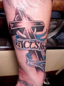 el tatuaje de la cruz con la cita de los hecho s 16:3