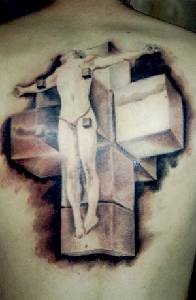 Surrealistische Kreuzigung Tattoo am ganzen Rücken