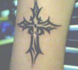 el tatuaje tribal con una cruz en tinta negra