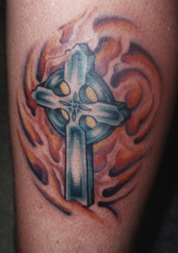 el tatuaje de la cruz celtica en el fuego