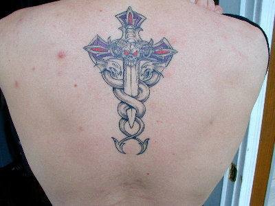 el tatuaje de espalda con una cruz y serpientes - Tattooimages.biz