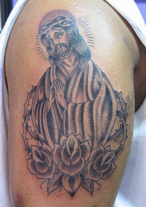 el tatuaje de jesucristo en rosas hecho en tinta negra