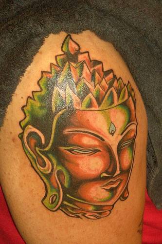 el tatuaje de la cabeza de buddha hecho en color verde