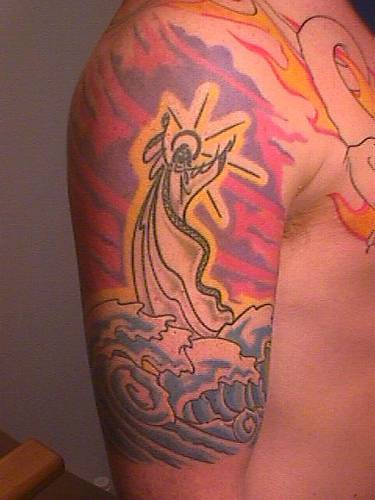 el tatuaje de color con jesucristo caminando sobre el agua