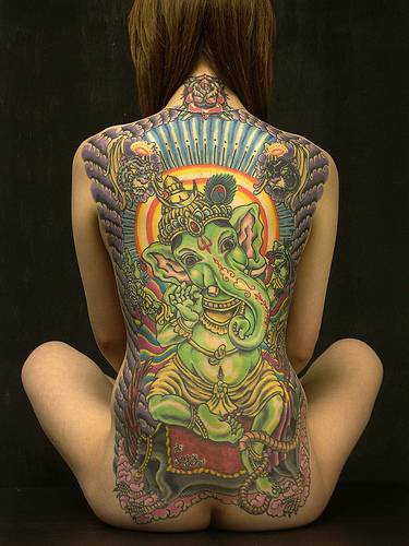 Gran tatuaje búdico en tinta verde en la espalda entera