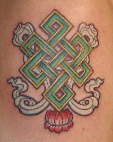 Buddhistischer endloser Knoten Tattoo