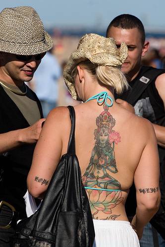 Buda en oro gran tatuaje en la espalda