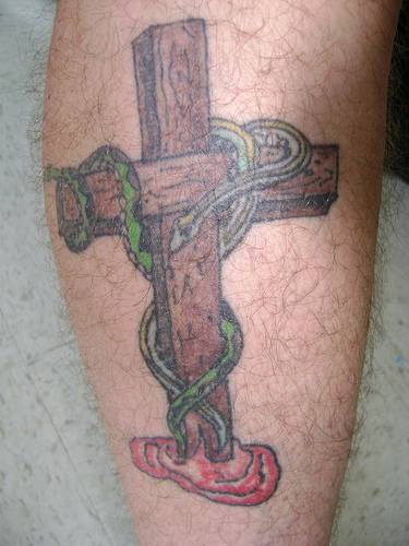 Hölzernes Kreuz und Schlange Tattoo