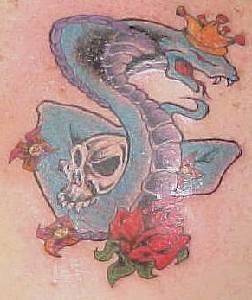 Tatuaje en color cobra con corona flores y calavera