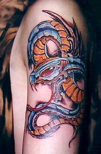Impresionante tatuaje en color la serpiente biomecánica