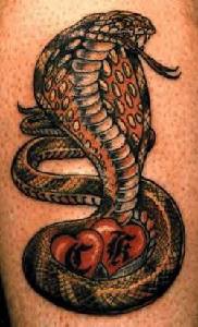 Tatuaje de cobra protegiendo dos corazones con símbolos
