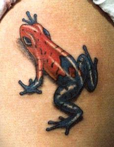 Tatuaje 3 D de la rana en tinta roja y azul