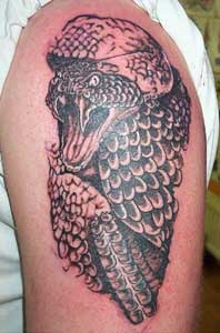 Horroble serpiente venenosa tatauje en el hombro