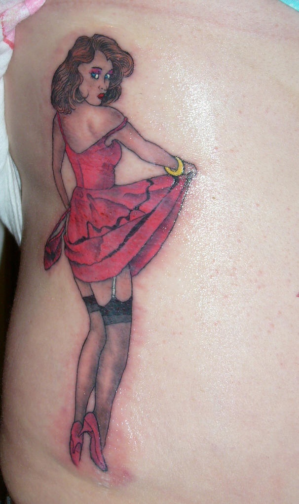 Le tatouage sur le flanc avec une tentatrice flirtant en levant sa robe