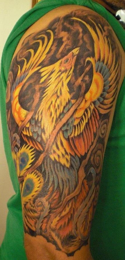 Tatuaje en color el pájaro levantando el vuelo