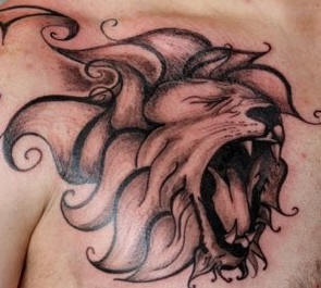 El tatuaje de la cabeza de un leon rugiendo en negro hecho en un estilo orginal