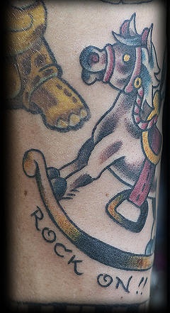 tatuaje colorido de caballo de balanceo