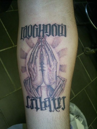 Manos  rezando tatuaje con inscripción