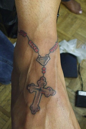 Klassische Rosenkranz Tattoo am Bein