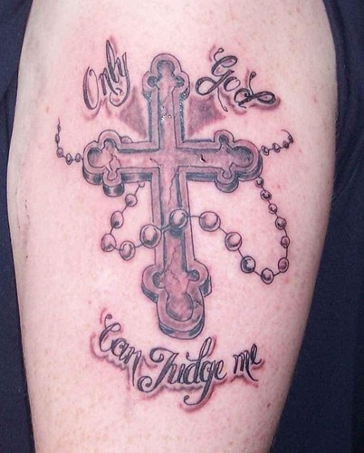 tatuaje de cruz católica con rosario