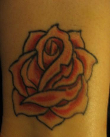 Tatuaje minimalístico rosa en tinta roja