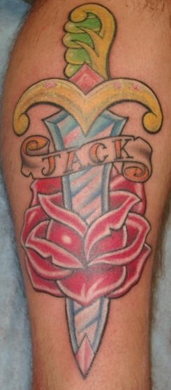 Le tatouage avec le prénom de poignard et de rose