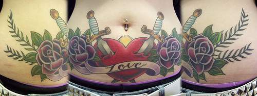 tatuaje colorido de dagas en el corazón