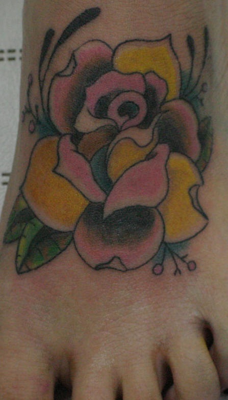 Tattoo von breiter gelbrosa Rose auf dem Fuß