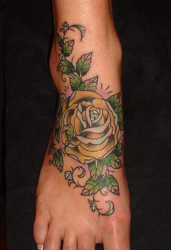 Klassisches Tattoo mit gelber Rose