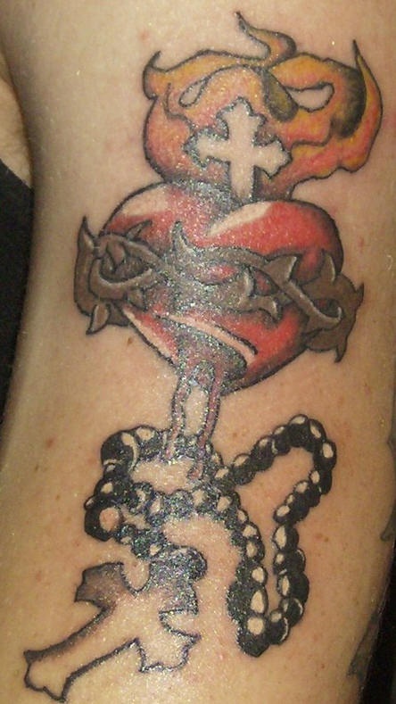 Interesante tatuaje en color corazón sagrado con rosario