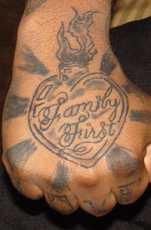 tatuaje en la mano de sagrado corazón con Family First
