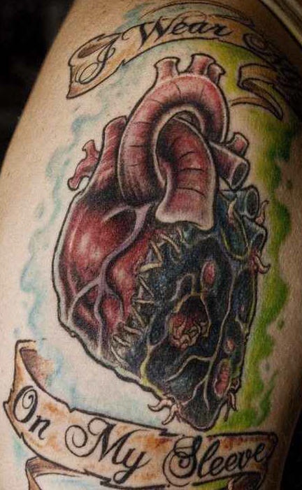 Le tatouage réaliste de cœur corrompu
