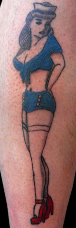 el tatuaje clasico pin up con una chica marinera