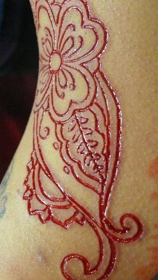 Precioso tatuaje sacrificio en la piel la flor con tracería