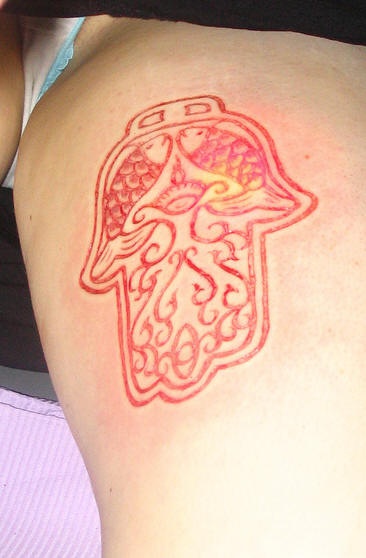 Tatuaje sacrificio en la piel símbolo de los judíos