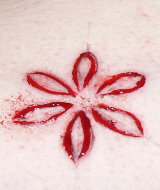 Flor minimalista tatuaje sacrificio en la piel