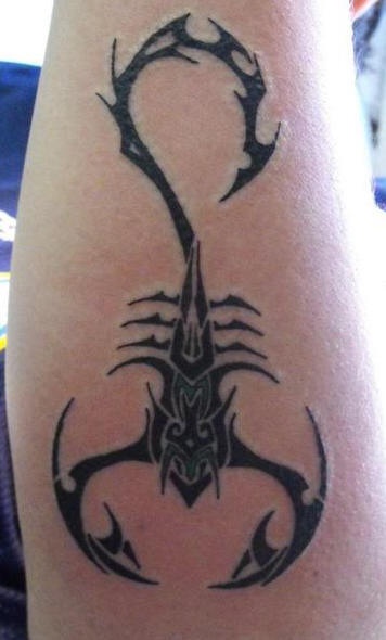 Preciso tatuaggio scorpion nero