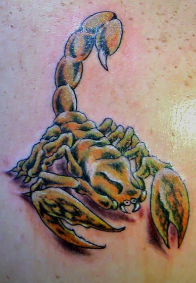 Muy realístico tatuaje del escorpio dorado