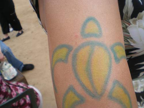 Blaue und gelbe farbige Schildkröte Tattoo