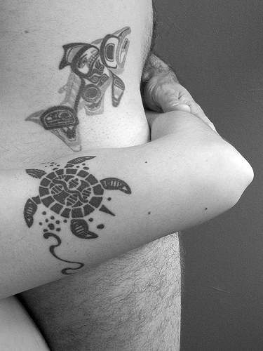 Kleine schwarze Schildkröte Tattoo an der Hand