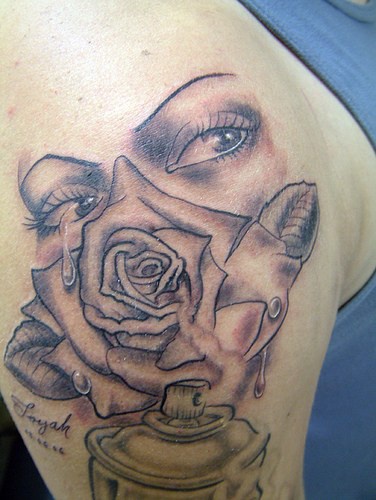 Tatuaje de cara con la rosa en lugar de boca