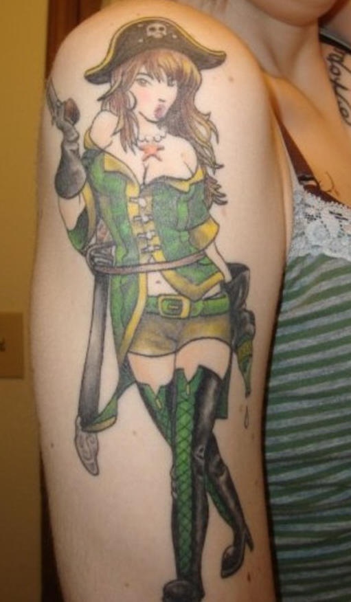 el tatuaje de la chica pirata en traje de color verde