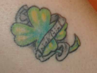 verde quadrifoglio con striscia tatuaggio