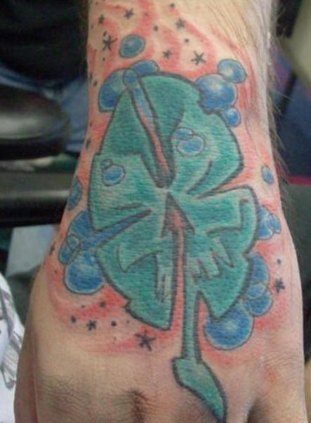 Tatuaje en la mano, medusa verde con burbujas azules