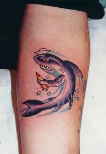 Tatuaje estilo dibujos animados el tiburón en el gorro en la cabeza y el cohete
