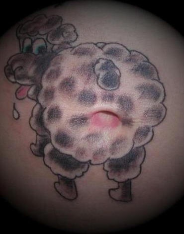 Le tatouage du derrière de mouton sur ton nombril