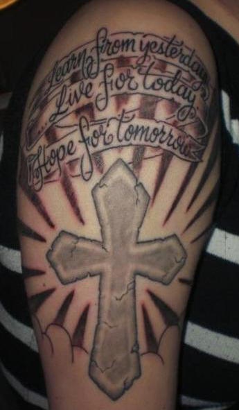 Tatuaggio non colorato sul deltoide la croce & &quotlearn from yesterday, live for today hope for tomorrow"