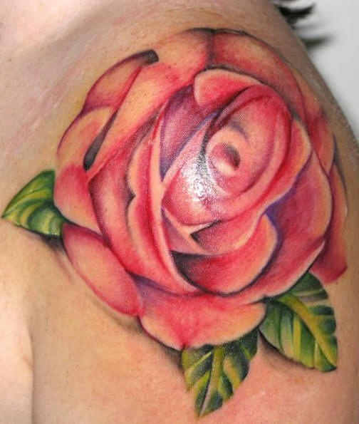 Tatuaje en color con rosa rosada en el hombro