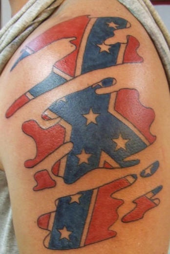 Tatuaje en hombro como la piel cortada en forma de x en tinta roja y azul
