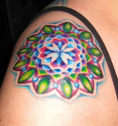 Tatuaggio colorato  sul deltoide il disegno in forma rotonda